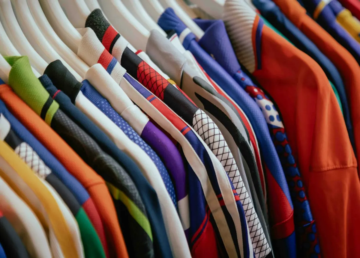 Printed Shirts: printed and patterned shirts on hangers — reference photo from our export range